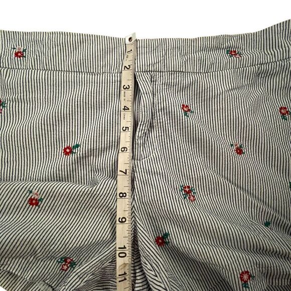 Maison Jules ~ Striped Seersucker shorts ~ mini floral embroidery ~ size 10 - Picture 7 of 8